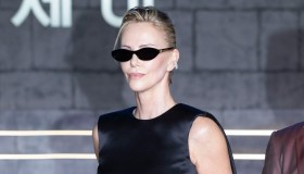Charlize Theron, cut out e mantello: sartorialità d’avanguardia per Odissea