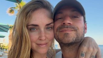Chiara Ferragni e la camicia annodata in vita: il look rilassato (tutto da copiare) nella foto con José Hernandez