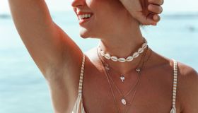 La rivincita delle collanine colorate: l’accessorio effortless che stravolge ed eleva il look