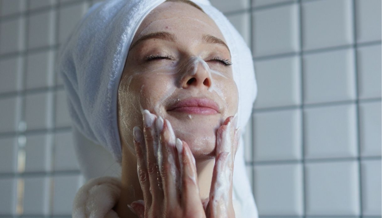 Come fare la tripla detersione del viso. E perché questa skincare routine è da provare adesso