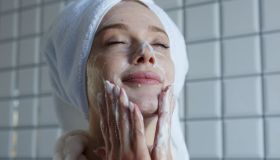 Come fare la tripla detersione del viso. E perché questa skincare routine è da provare adesso