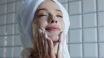 Come fare la tripla detersione del viso. E perché questa skincare routine è da provare adesso