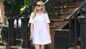 Abito camicia e infradito flat: Dakota Fanning svela l’ultimo mix and match dell’estate che sta bene a tutte