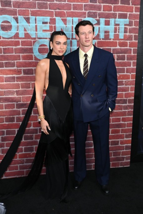 Dua Lipa e Callum Turner, prima uscita dopo le nozze. Lei incanta con un abito su misura