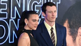 Dua Lipa e Callum Turner, prima uscita dopo le nozze. Lei incanta con un abito su misura