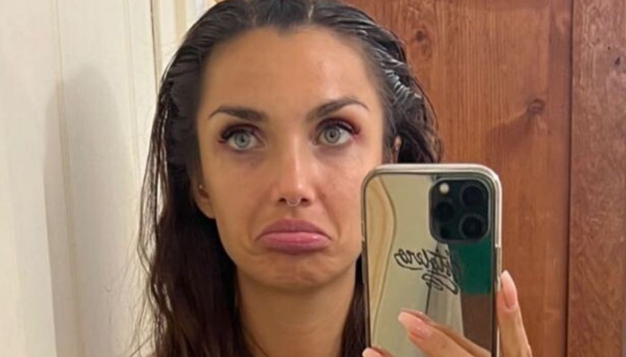 Elettra Lamborghini, la decolorazione finisce male e lei si taglia i capelli da sola