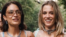Elodie e Franceska a Ibiza, i baci e le foto sensuali: altro che crisi