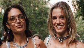 La pazza estate d’amore di Elodie e Franceska: bikini metallizzati e giochi in piscina