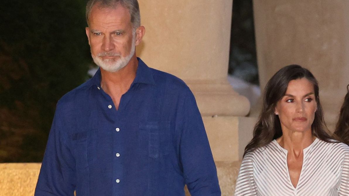 Tra Letizia di Spagna e Felipe spunta un’altra donna, il gesto che ha imbarazzato il Re