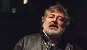 L’eskimo diventato leggenda, Guccini ha trasformato la moda in memoria collettiva tra vintage e passerelle