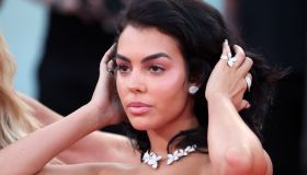 Georgina Rodriguez sceglie le milky nails per il matrimonio con Ronaldo e lancia il trend. Come replicare la manicure delle nozze
