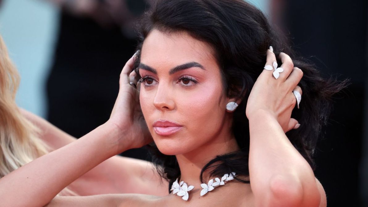 Georgina Rodriguez sceglie le milky nails per il matrimonio con Ronaldo e lancia il trend. Come replicare la manicure delle nozze