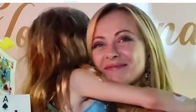 Giorgia Meloni in vacanza in Sardegna nel resort extra lusso: i giochi con la figlia e i bagni in piscina