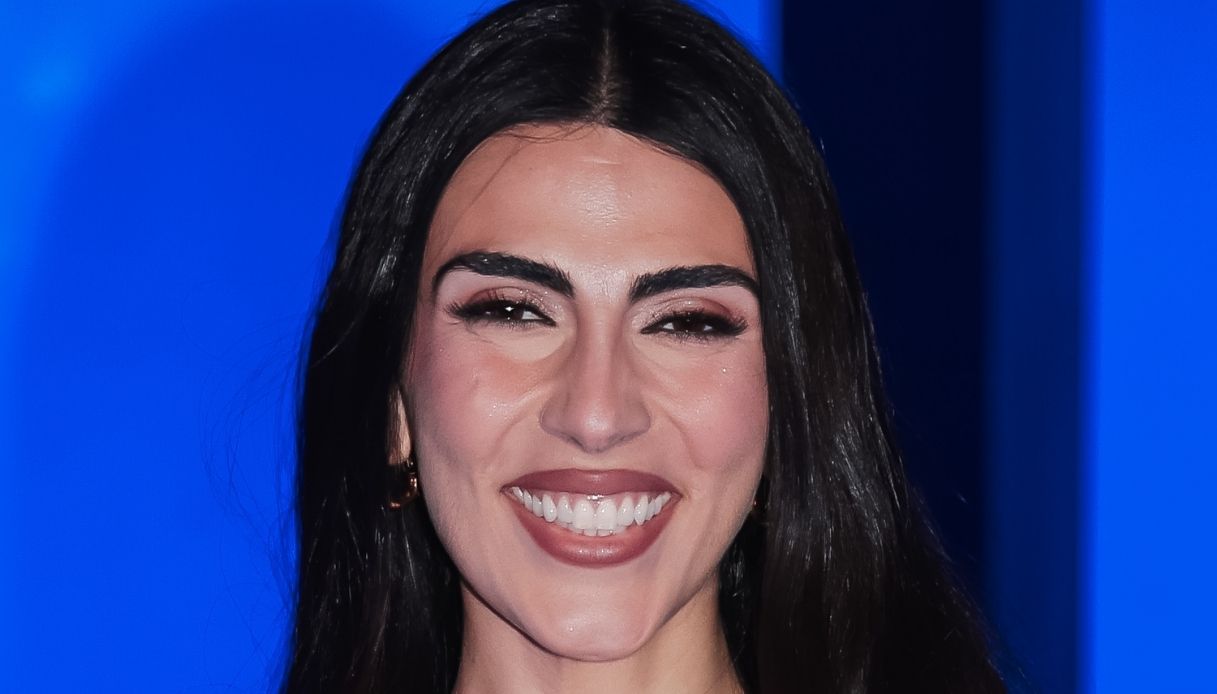 Giulia Salemi, il delicato pizzo bianco apre la sfilata degli ultimi look estivi