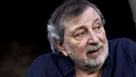 Funerali Francesco Guccini, saluto intimo a Pavana. L’addio della figlia Teresa: “Buon viaggio, babbo”