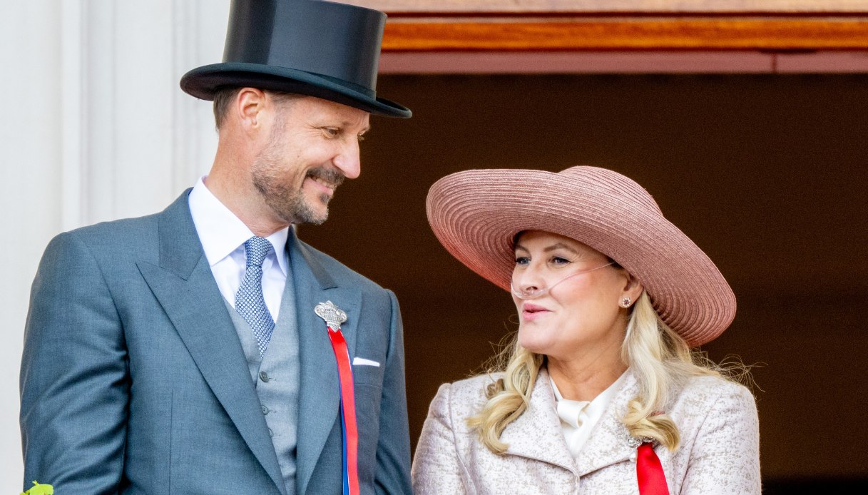 Il Principe Haakon e la Principessa Mette-Marit con la macchina dell'ossigeno al National Day 2026