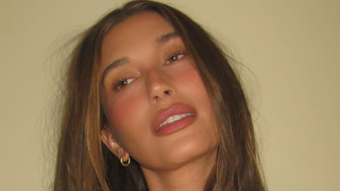 Hailey Bieber a cena con Justin. Il top giallo in seta e pizzo è l’idea per il look di fine stagione che sta bene a tutte