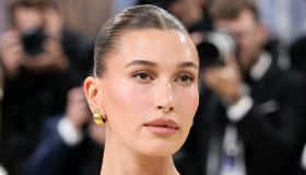 Hailey Bieber sfoggia il bikini in velluto e cambia le regole del beachwear: è la nostra nuova ossessione