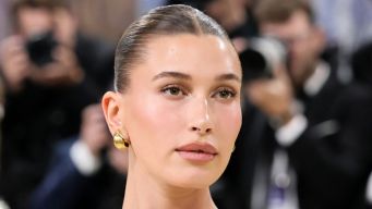 Hailey Bieber sfoggia il bikini in velluto e cambia le regole del beachwear: è la nostra nuova ossessione