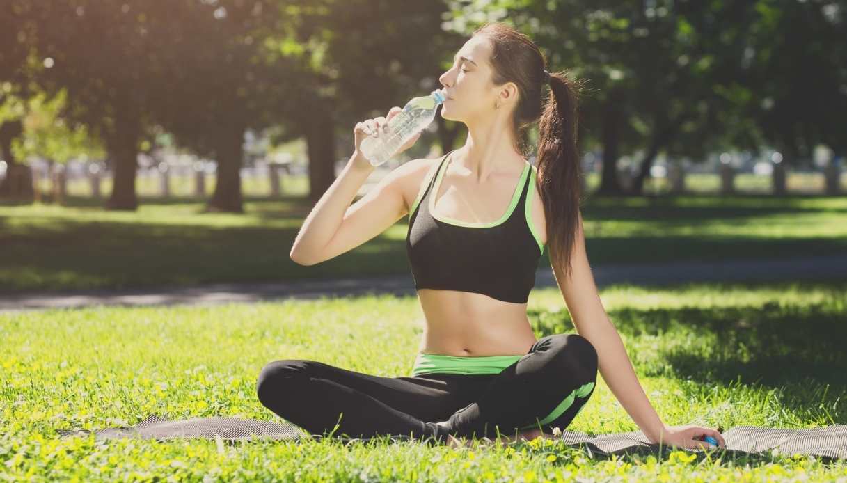 Bevi tanta acqua ma sei davvero idratato? Il ruolo degli elettroliti