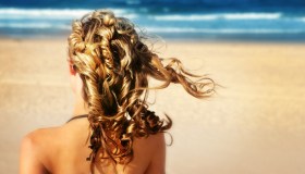 Addio ai capelli spenti in estate con il balsamo in sconto che illumina istantaneamente la chioma