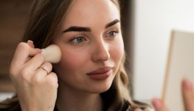 Questo fondotinta in polvere di L’Oréal dalla texture anti-caldo è perfetto per il back to work (oggi in sconto)