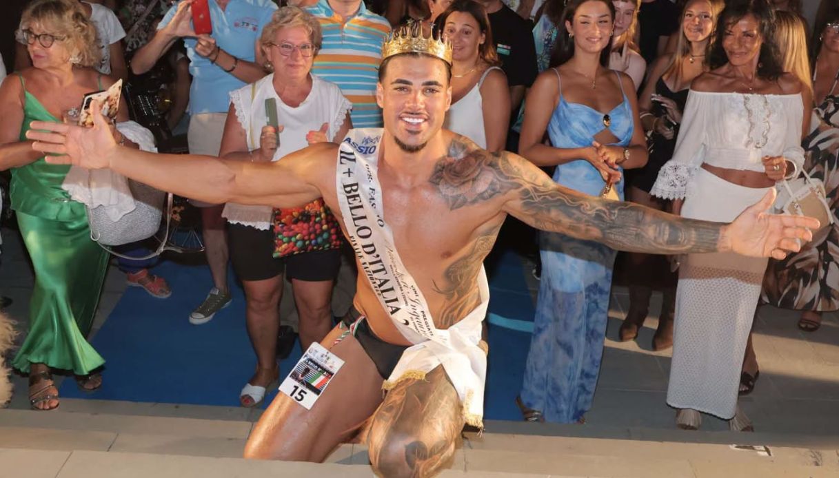Riccardo Sparacciari eletto il più bello d'Italia 2026. La vittoria dopo il no a Uomini e Donne