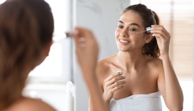 Il siero viso anti macchie scure in sconto è il vostro miglior alleato post vacanze per una pelle al top