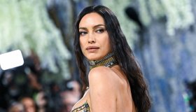 Irina Shayk in bikini bianco e mini, la top model sensuale come non mai
