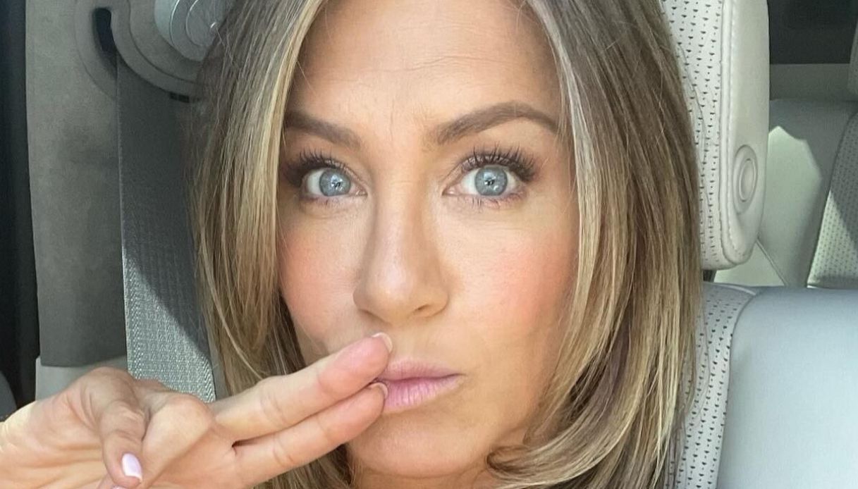 jennifer aniston il suo maglioncino smanicato 232 il capo per salutare agosto e da indossare per tutto settembre da Dilei.it jennifer aniston il suo maglioncino smanicato 232 il capo per salutare agosto e da indossare per tutto settembre