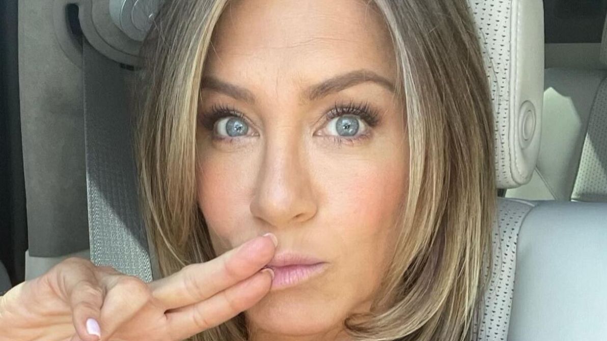Jennifer Aniston, il suo maglioncino smanicato è il capo per salutare agosto (e da indossare per tutto settembre)