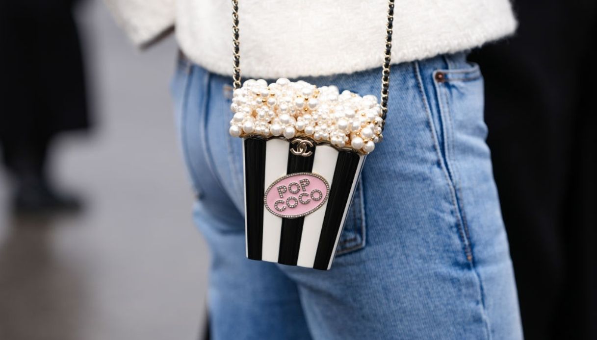 Il secchiello da pop corn si prepara a diventare la borsa più funny (e improbabile) di fine estate