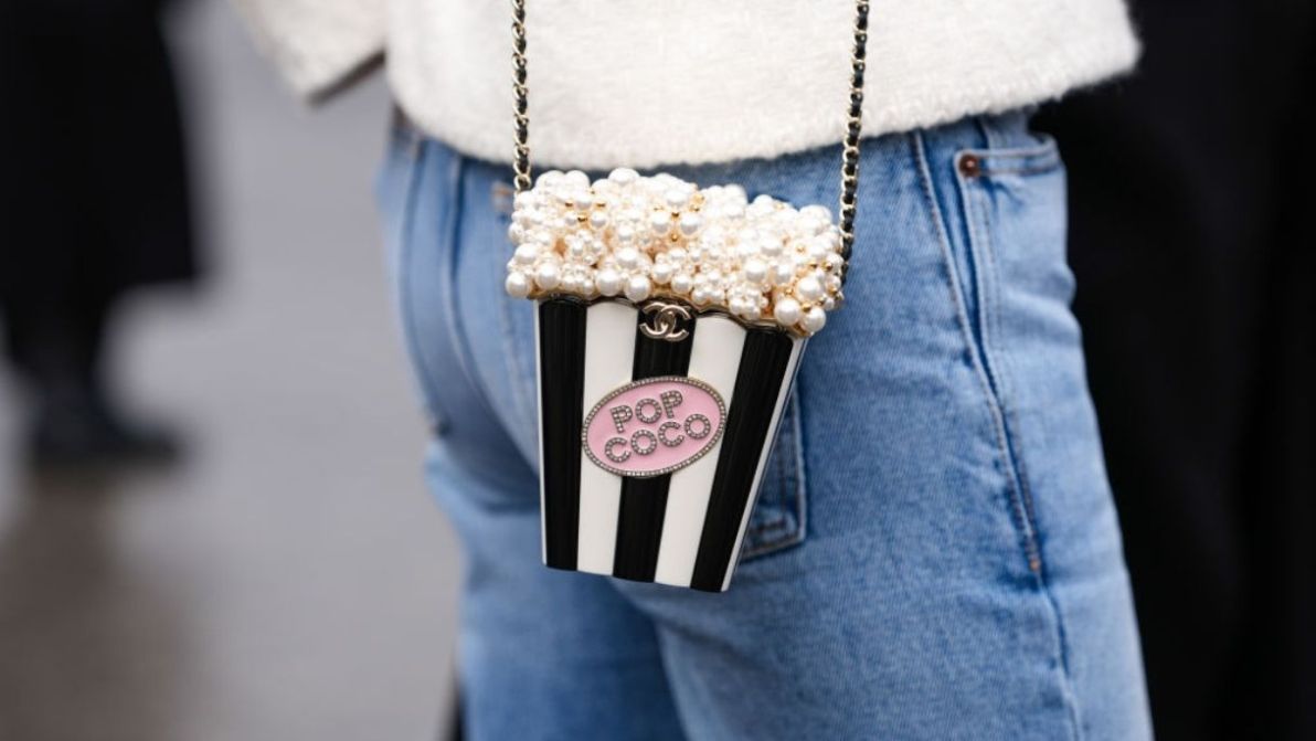 Il secchiello da pop corn si prepara a diventare la borsa più funny (e improbabile) di fine estate