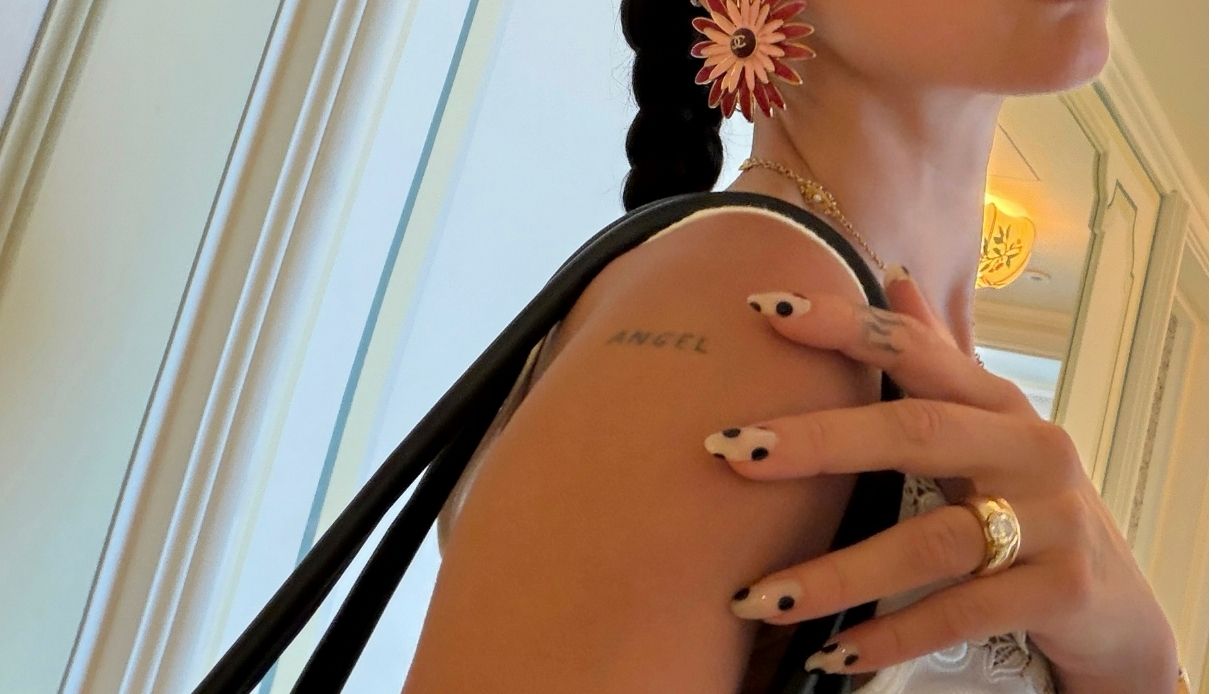 La manicure a pois di Dua Lipa