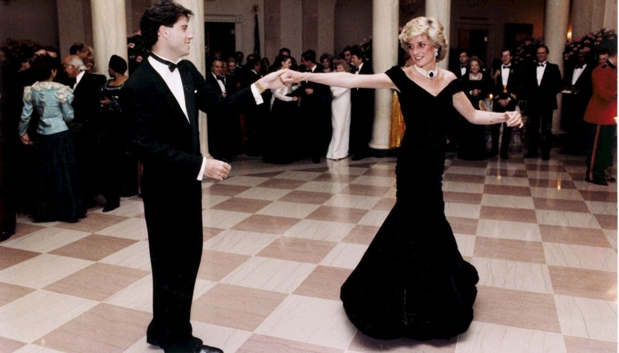 lady diana una mostra la racconta attraverso gli abiti dal travolta dress alle scarpe di nozze da Dilei.it lady diana una mostra la racconta attraverso gli abiti dal travolta dress alle scarpe di nozze