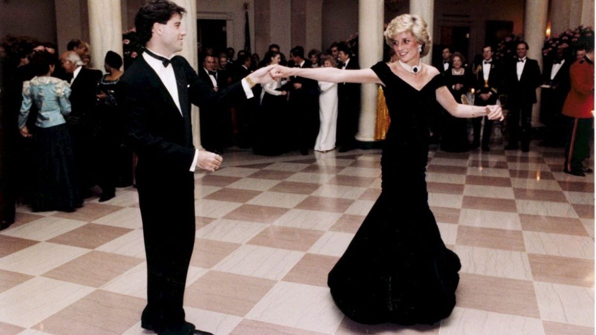 Lady Diana, una mostra la racconta attraverso gli abiti: dal Travolta dress alle scarpe di nozze
