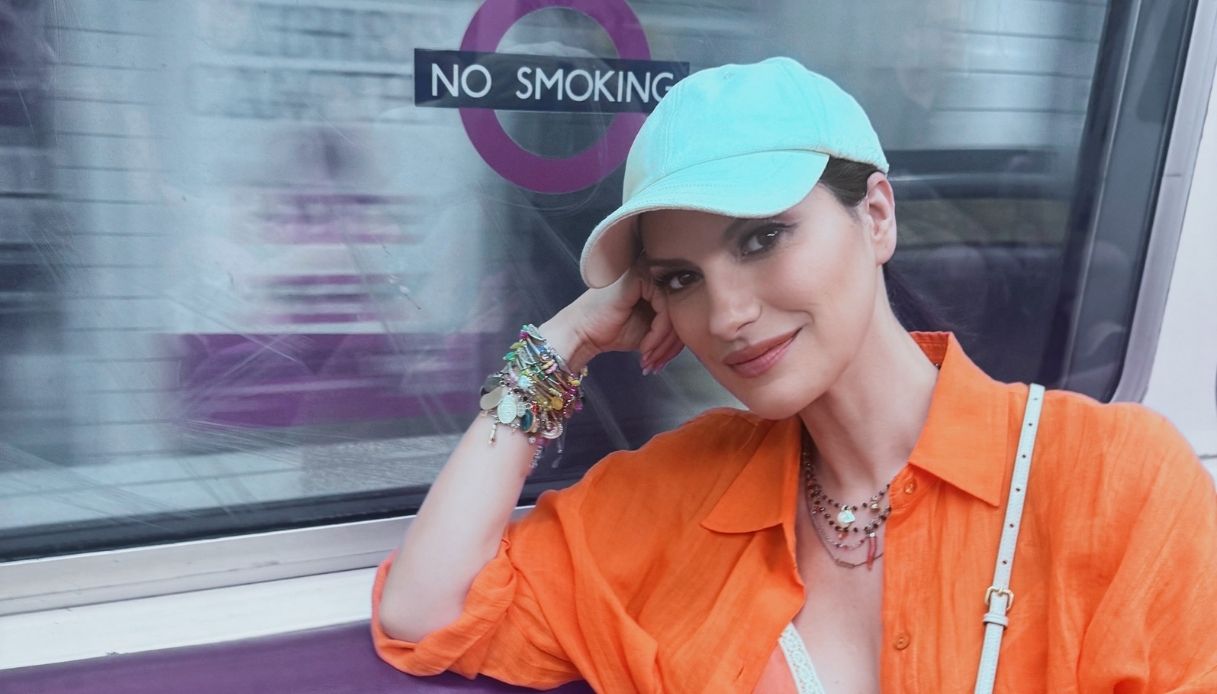 Laura Pausini con il cappello da baseball