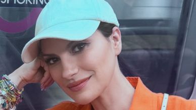 Laura Pausini sceglie il cappello da baseball. L’accessorio passe-partout per viaggiare e vivere l’estate