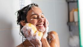 Le migliori creme idratanti da usare sotto la doccia lasciano la pelle così morbida che non vorrai indossare nient’altro