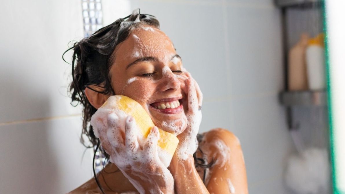 Le migliori creme idratanti da usare sotto la doccia lasciano la pelle così morbida che non vorrai indossare nient’altro