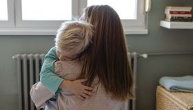 Mamma si tatua una tastiera sul braccio per il figlio autistico: “Così potrà parlare con me”