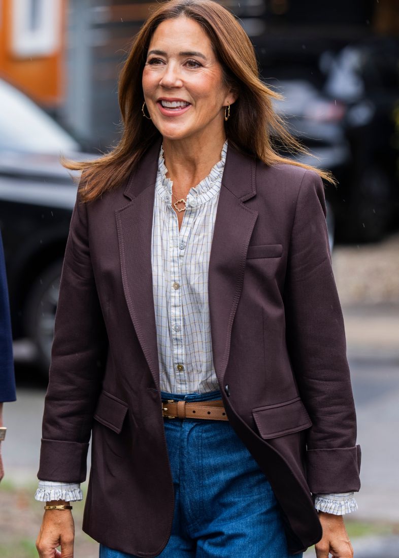 Mary di Danimarca con blazer marrone