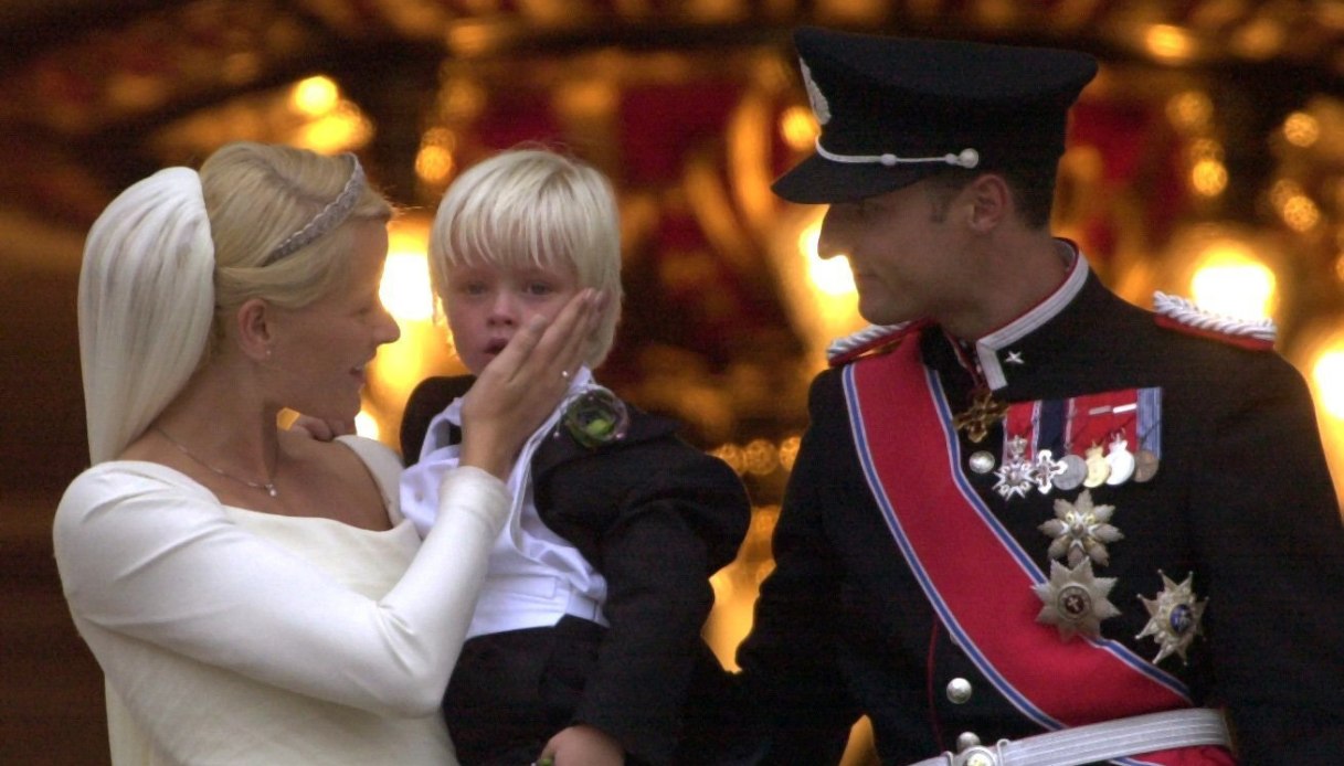 Mette-Marit e Haakon di Norvegia insieme a Marius il giorno delle nozze