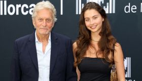 Carys Zeta Douglas bella come la mamma al fianco di papà Michael a Maiorca