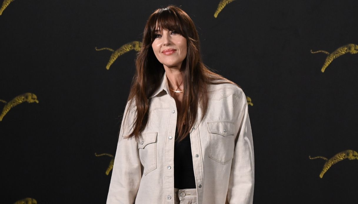 Monica Bellucci con la camicia di jeans