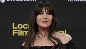 Monica Bellucci sfida il caldo in total black in pizzo e senza spalline per presentare Ketticè