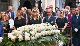 Fulvio Lucisano, la commozione delle figlie Federica e Paola al funerale: l’addio più amaro