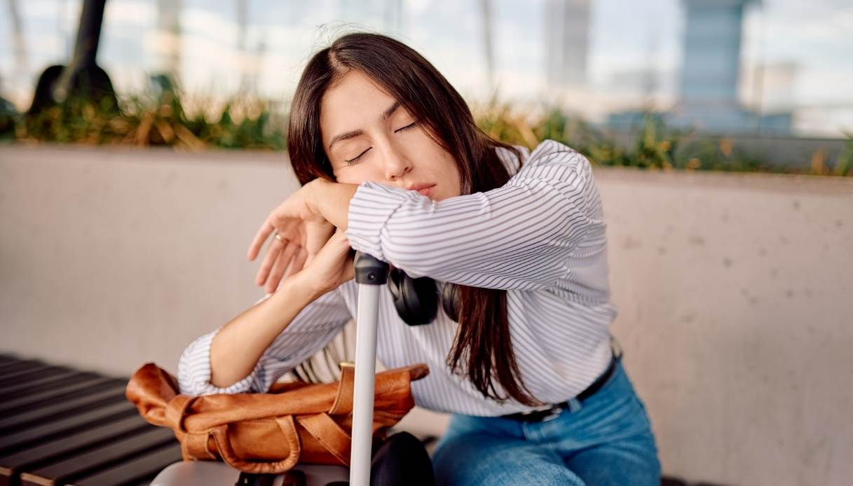 Sonnolenza perenne e jet lag in vacanza: i migliori integratori secondo l’esperto