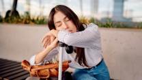 Sonnolenza perenne e jet lag in vacanza: i migliori integratori secondo l’esperto
