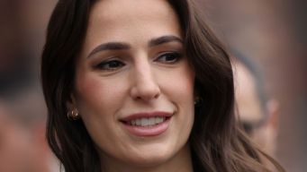Rajwa di Giordania osa con mantellina e plissé e sfida il protocollo, il look della Principessa divide